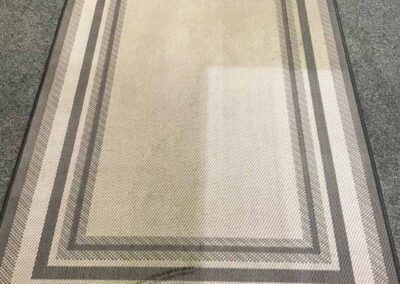 Почистване на килим с прахосмукачка.