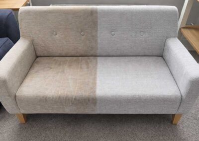 Канапе след почистване с видимо подобрение.